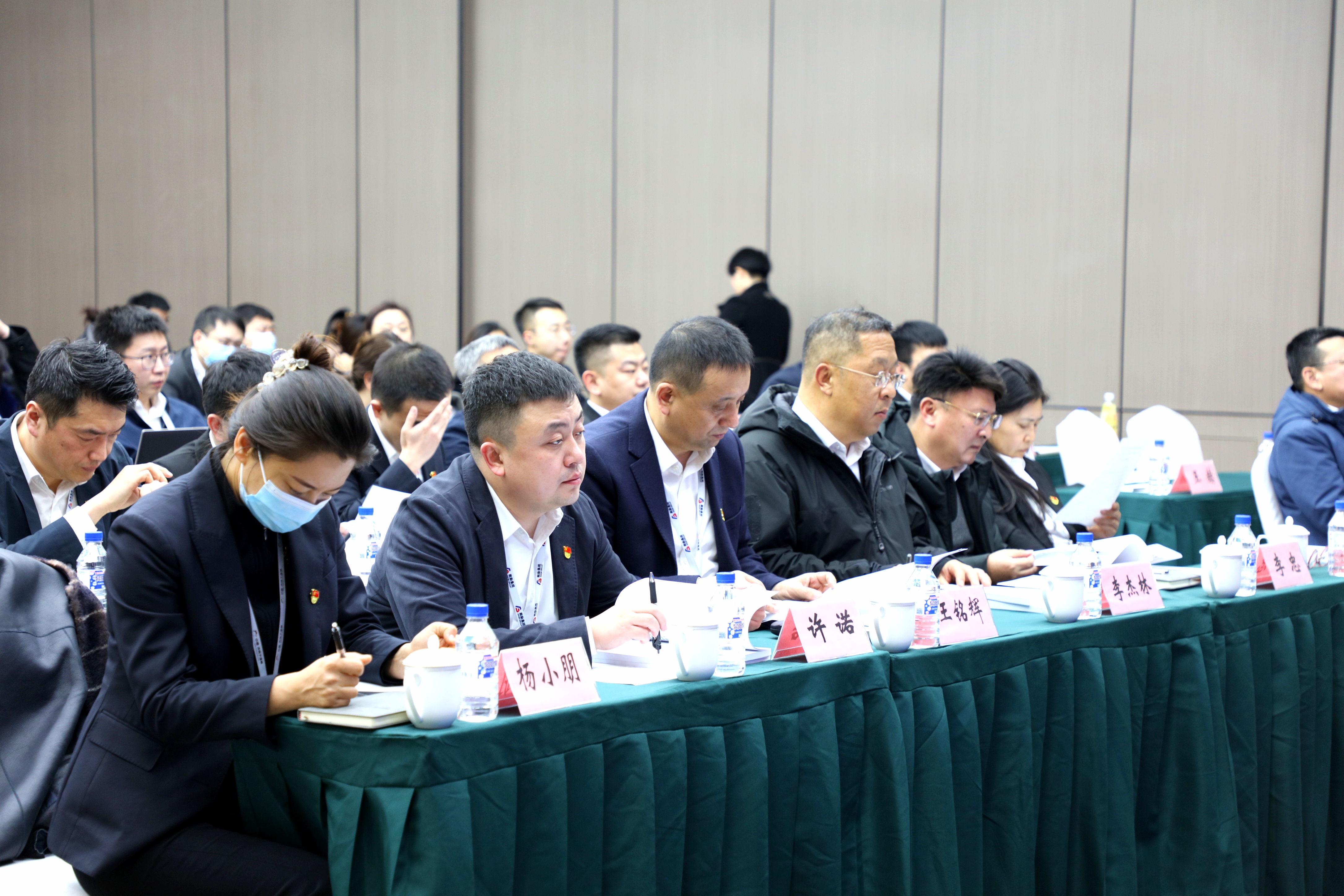 集團(tuán)舉行機(jī)關(guān)中層干部、借調(diào)和駐村干部2022年度述職測(cè)評(píng)會(huì)議