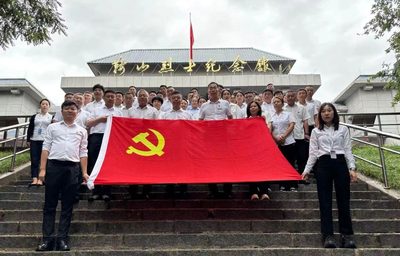 鞍勤集團、公服集團開展“憶初心、強黨性、轉(zhuǎn)作風(fēng)、建新功”慶“七·一”主題黨日活動